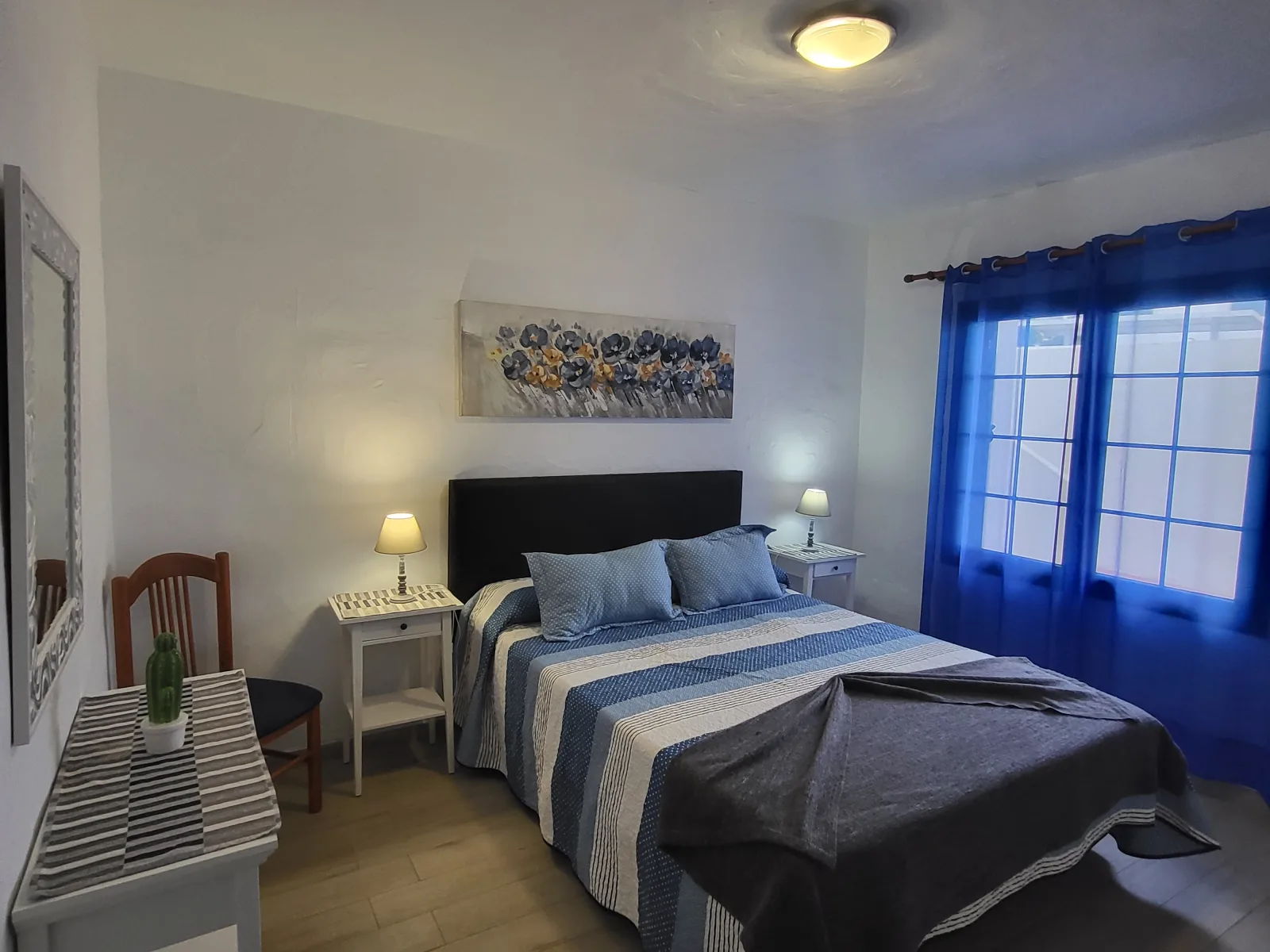 Dormitorio con cama doble